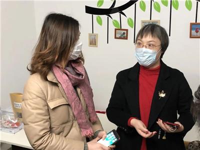 19杨莉书记与罗冉芳主任沟通小吴的帮扶事宜.jpg