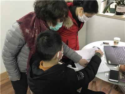 21许颖书记前来看望小吴.jpg