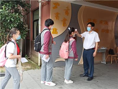 20.6.10.初一2班杨旭爸爸杨建业2.jpg 20.6.10.初一2班杨旭爸爸杨建业2.jpg