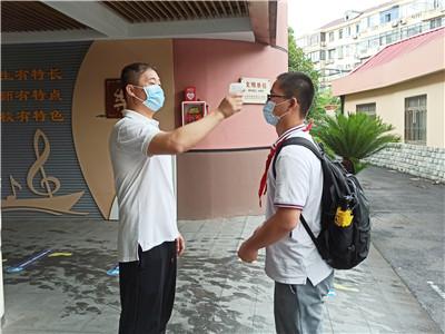20.6.16.初三(1)班汤瑷豪爸爸汤海兵1.jpg 20.6.16.初三(1)班汤瑷豪爸爸汤海兵1.jpg