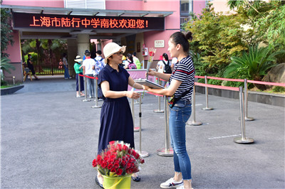 校门口送花 (2)_副本.jpg