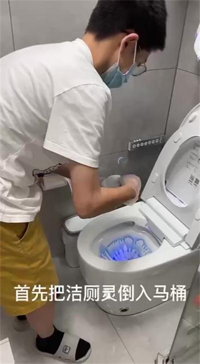 5 清洗厕所 初二2班 杨羽丰_Moment.jpg