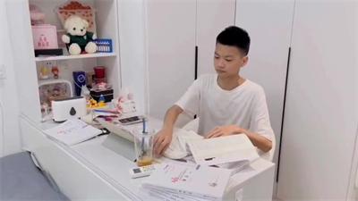 8 内务整理 初二6班 何创杰_Moment.jpg