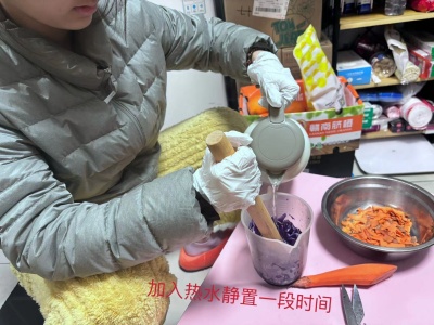 3往紫甘蓝中加入热水.jpg