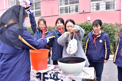 初二5班.JPG