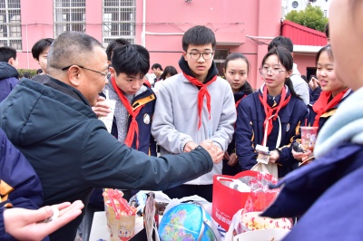 校长参与义卖.JPG