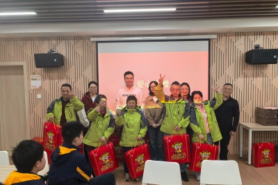 爱心捐赠合影.jpg